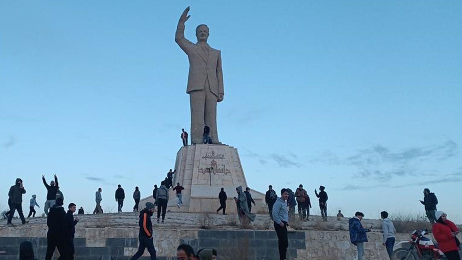 الغارديان: تمثال حافظ الأسد المحطم "صورة 2025" (فيديو)