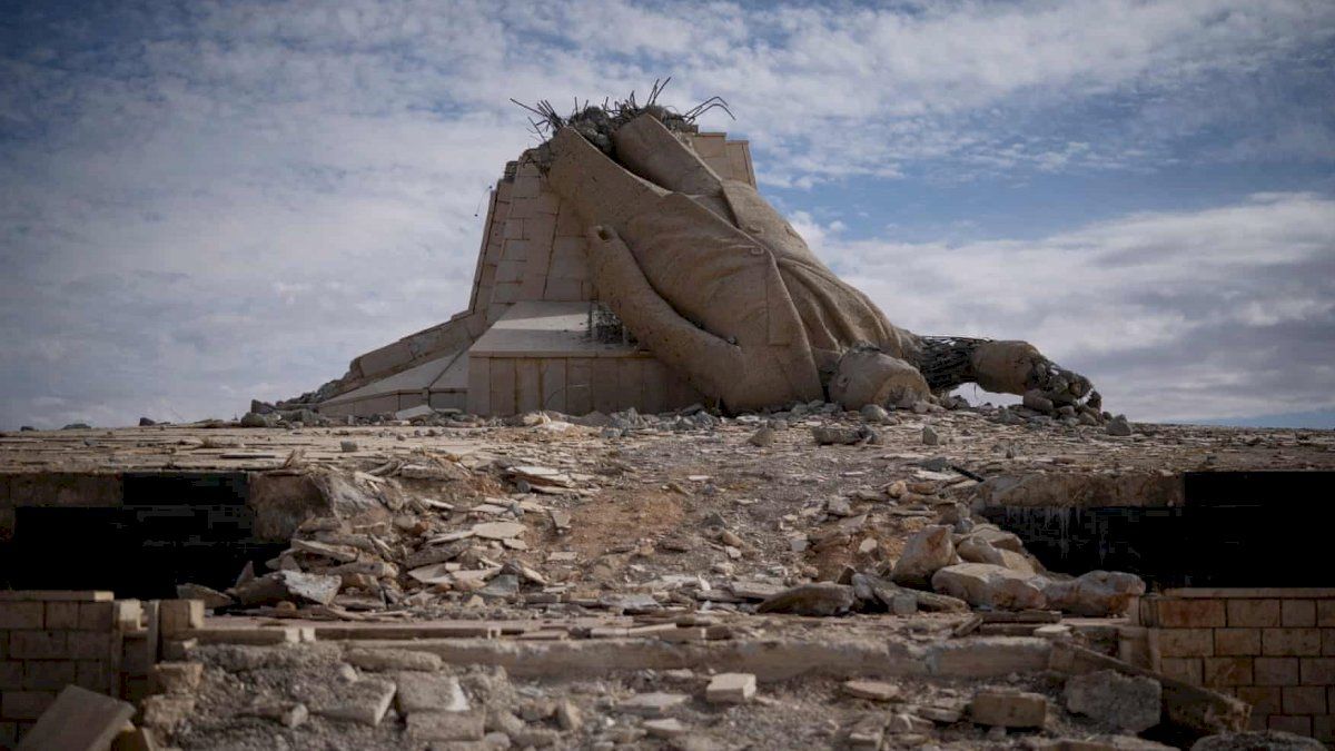 الغارديان: تمثال حافظ الأسد المحطم "صورة 2025" (فيديو)