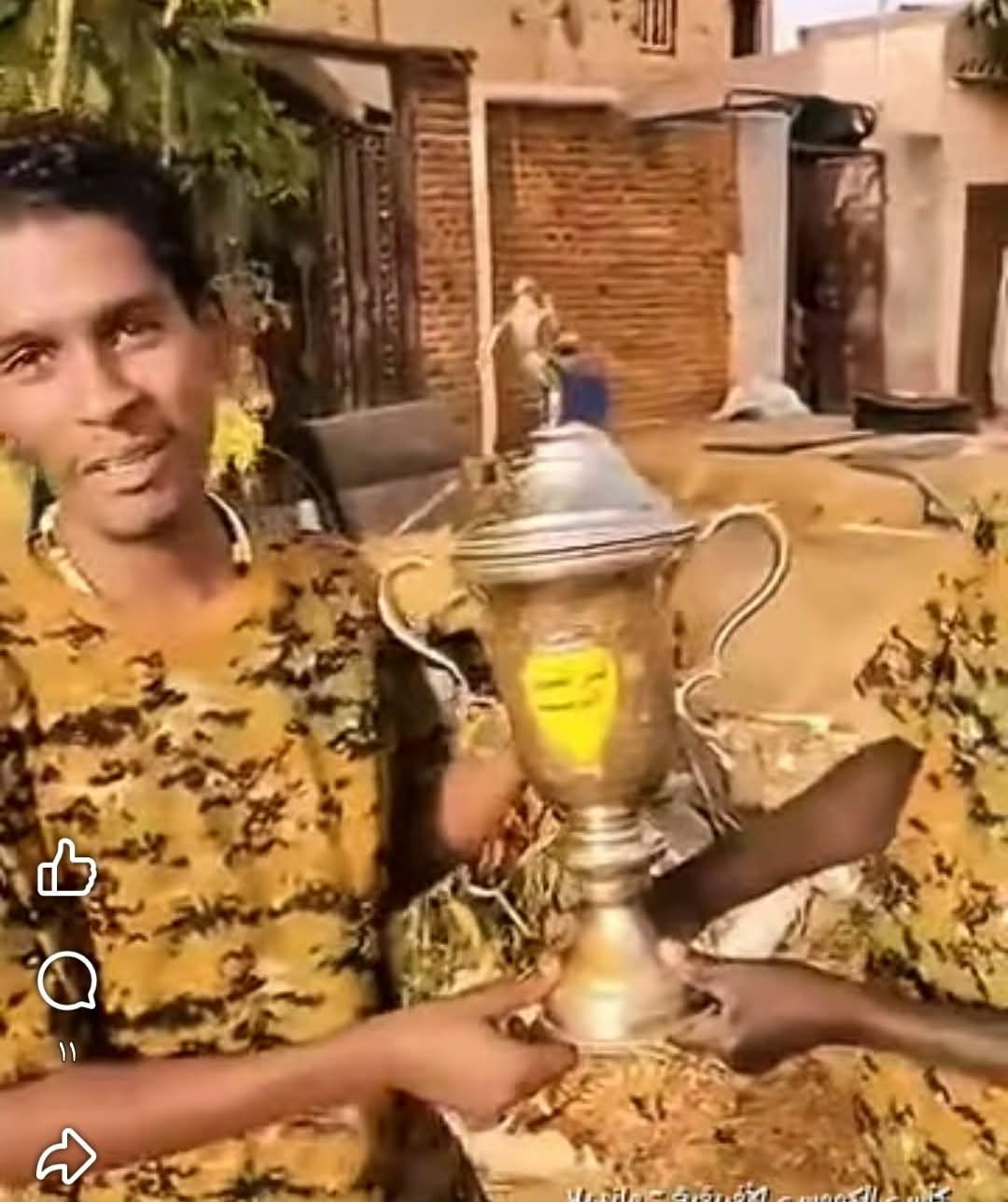 شاهد بالصورة والفيديو.. مستنفرون بالجيش يعيدون أغلى كأس في تاريخ الكرة السودانية بعد أن سرقه “الدعامة”