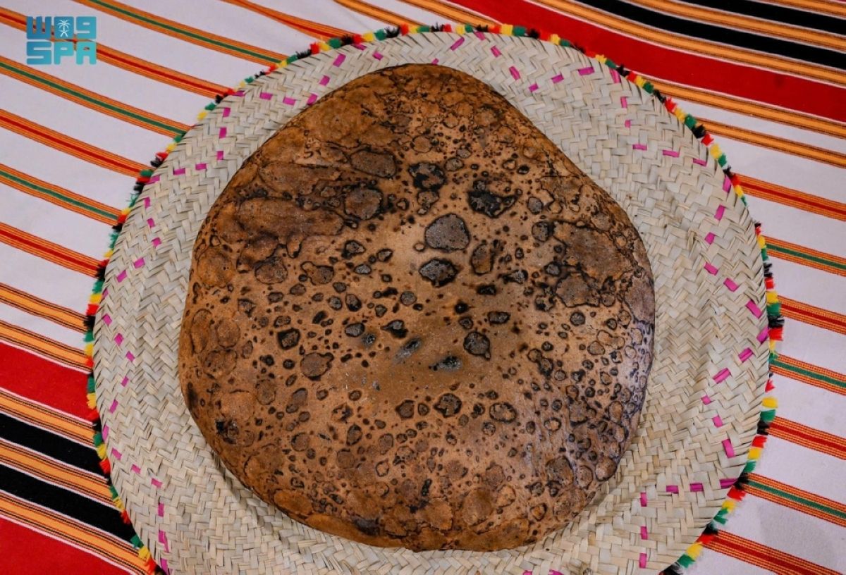 جناح الباحة في «واحة الأمن »يقدم «الخبزة المقناة» رمزا للكرم والضيافة