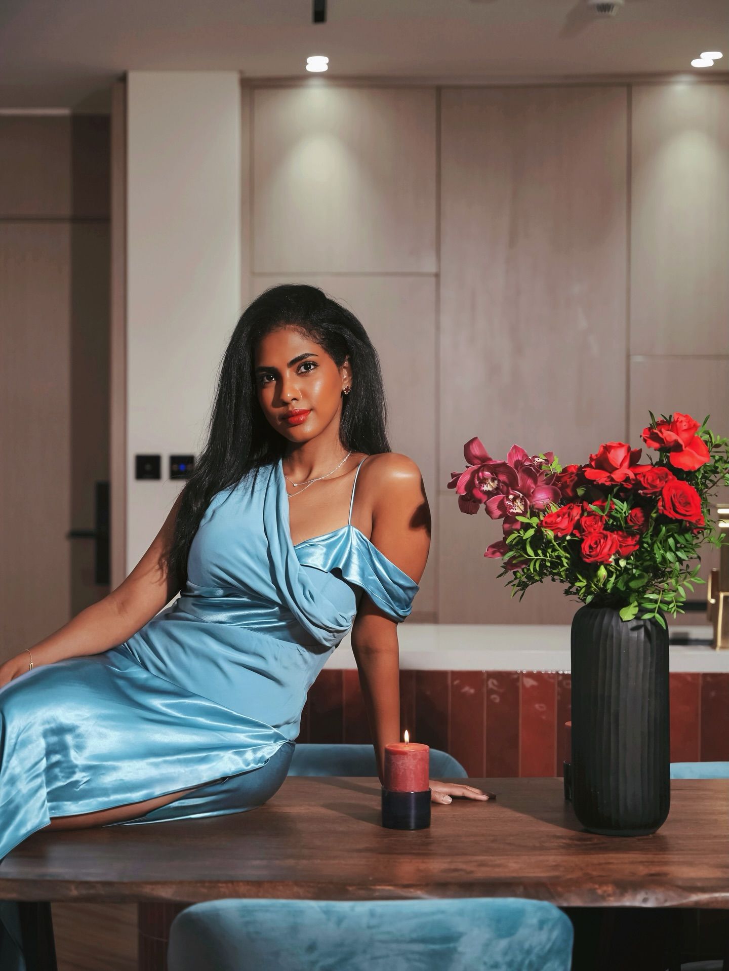 شاهد بالصورة.. ظهرت بفستان فاضح.. مودل سودانية تشعل مواقع التواصل بإطلالة مثيرة للجدل