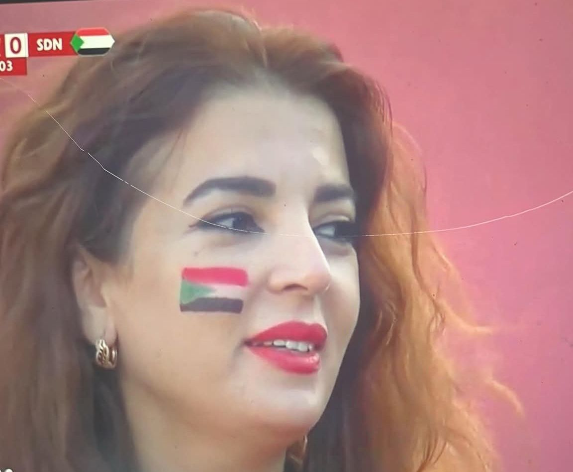 الكشف عن هوية الحسناء التي ساندت صقور الجديان من المدرجات وصبغت خدها بألوان العلم السوداني