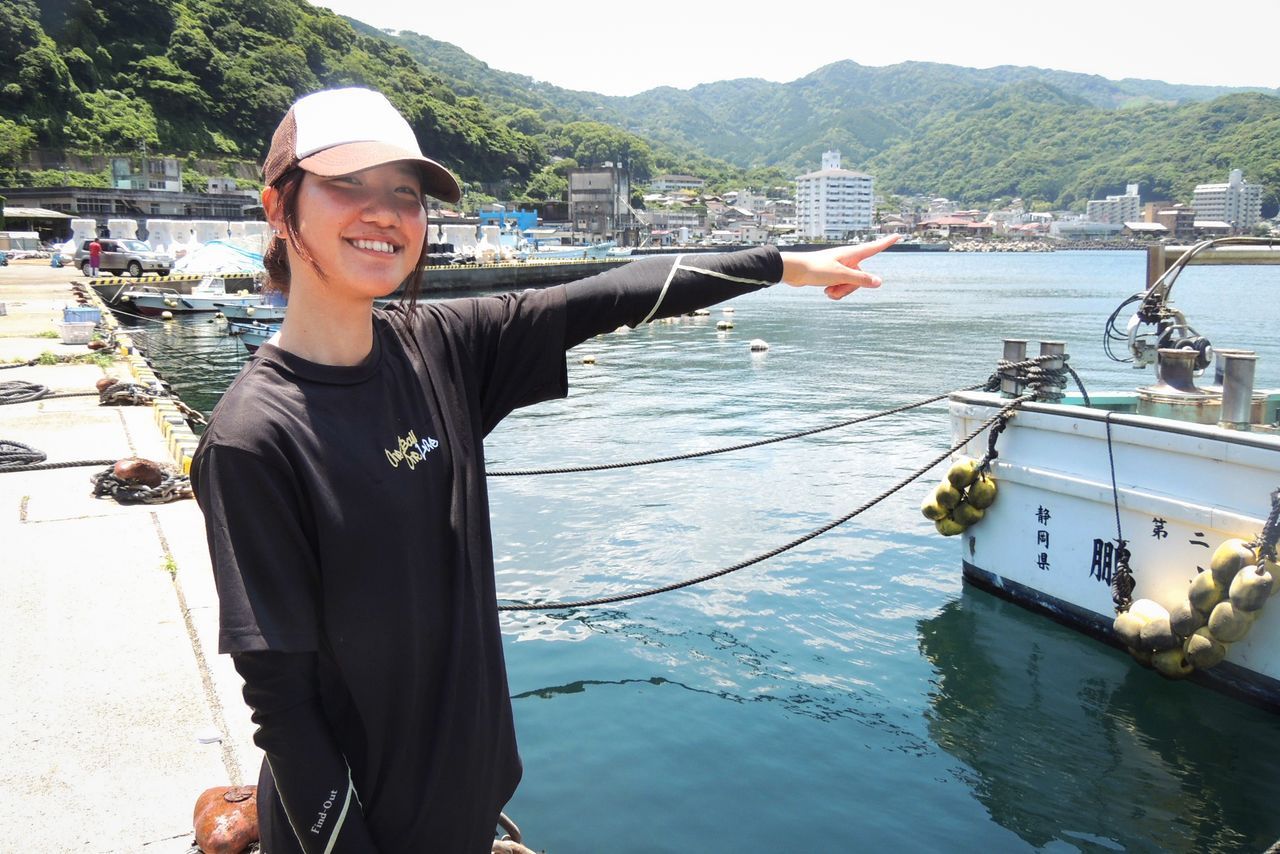 أوراتا تضيء ميناء أجيرو بحضورها المبهج. (©كاواموتو دايغو)