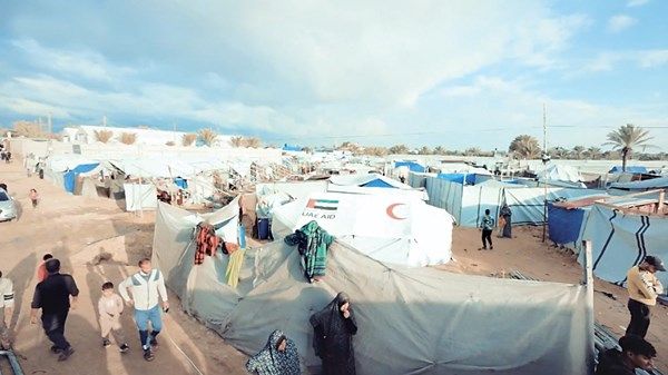 الإمارات تقدم خياماً ومستلزمات إيواء للنازحين في خان يونس