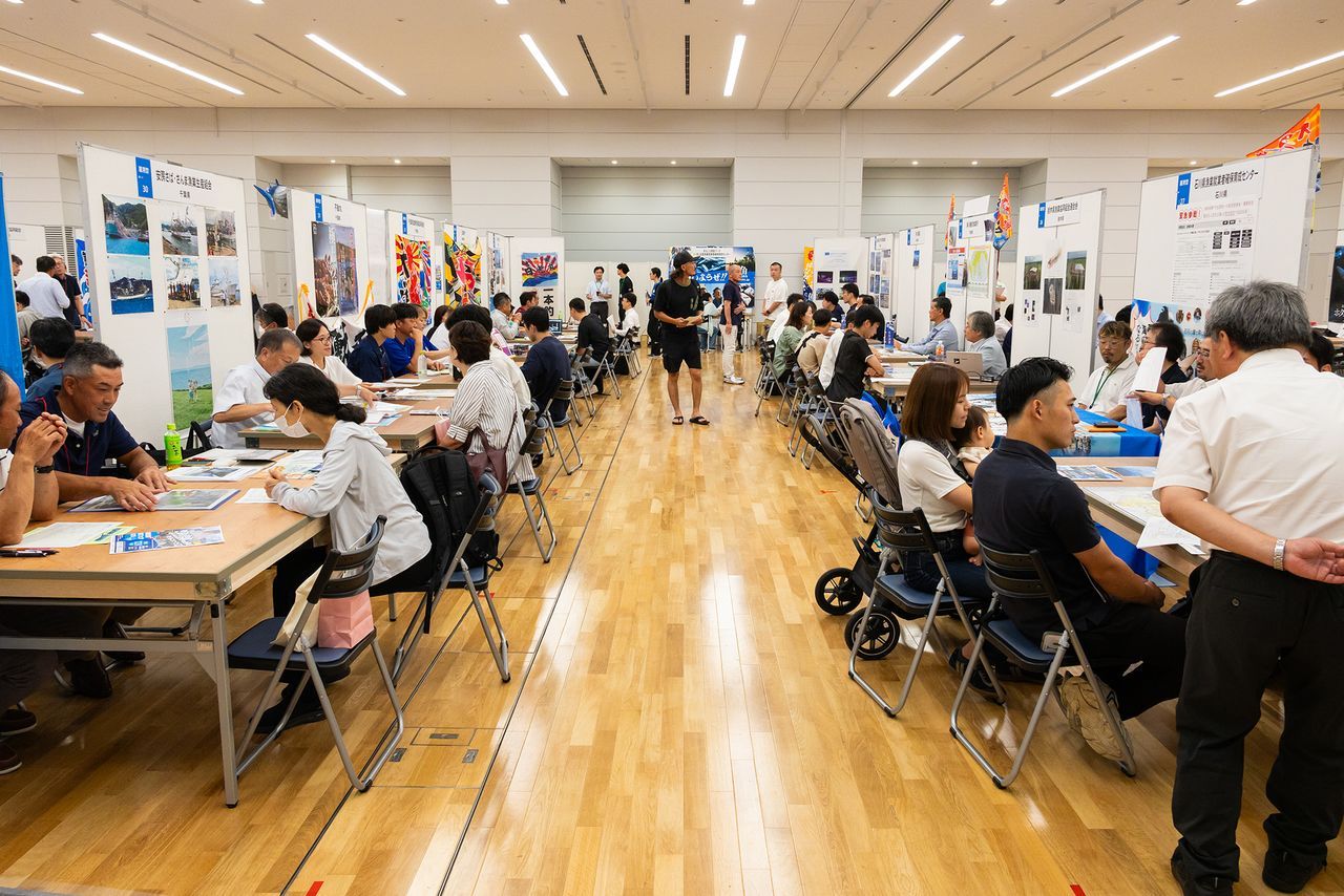 فعالية الباحثين عن عمل في قطاع الصيد البحري التي شهدت اقبالاً كبيراً. (© Nippon.com)