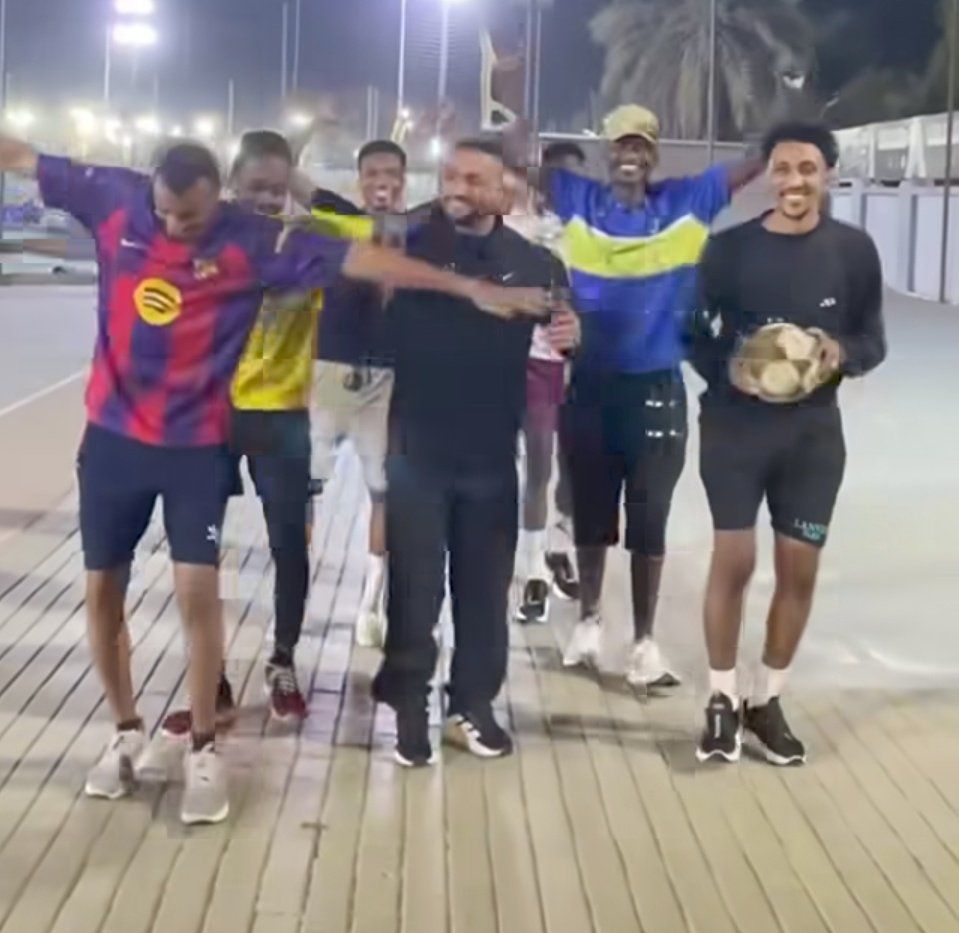 شاهد بالصورة والفيديو.. أثناء إجرائهم تأهيل بعد عمليات رباط صليبي.. شباب سودانيون يرقصون مع طبيبهم المصري إحتفالاً بفوز المنتخب على غينيا