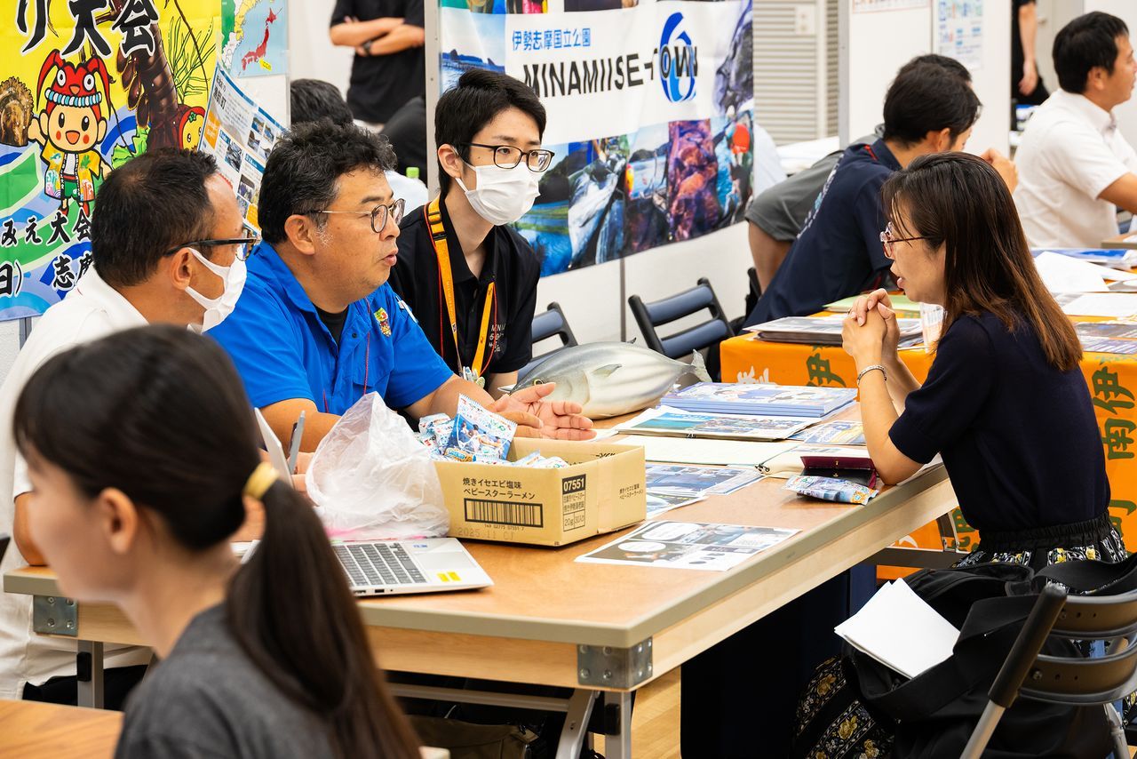 إحدى المشاركات وهي تطرح أسئلتها بحماس خلال الفعالية. (© Nippon.com)