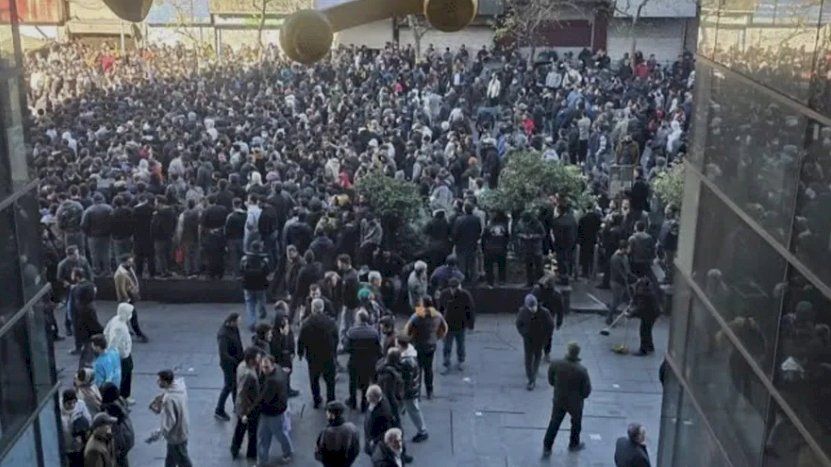 الإيرانيون يهتفون.. "لا غزة ولا لبنان.. نضحي من أجل إيران"