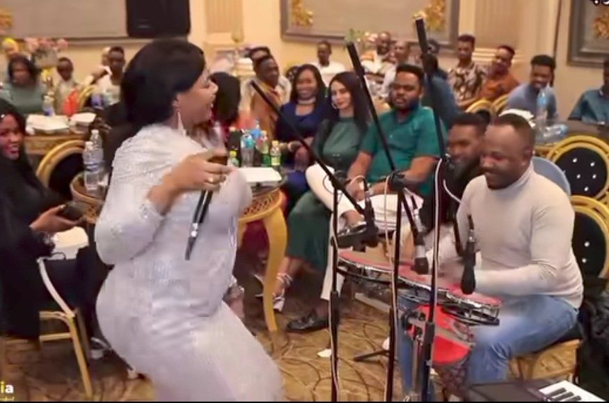 شاهد بالصورة والفيديو.. مطربة سودانية تشعل حفل غنائي بوصلة رقص فاضحة بمؤخرتها وتصرخ: “بنحب الركوب العالي” والجمهور: (النظام العام ما بنفع مع القونات جيبوا ليهم القوات الخاصة)