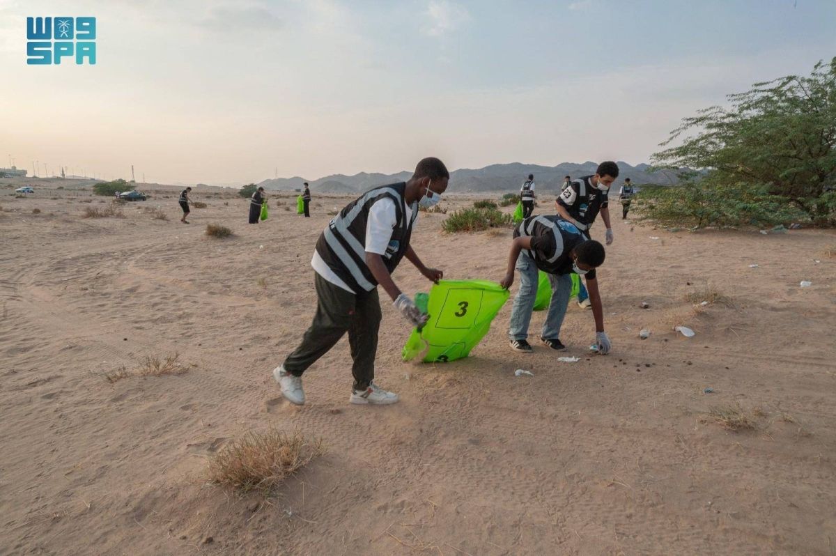 أمانة العاصمة المقدسة تشارك المتطوعين 
في مبادرة بيئية لنظافة المتنزهات البرية