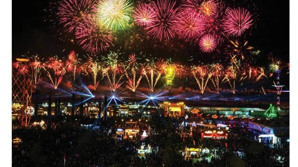 مهرجان الشيخ زايد يحتفل برأس السنة بعرض ألعاب نارية لمدة 62 دقيقة