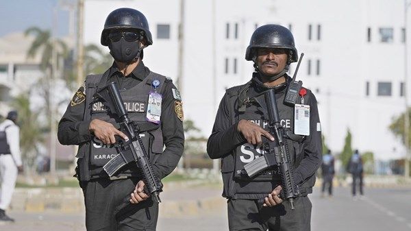 قوات الأمن الباكستانية تعلن مقتل 12 مسلحاً