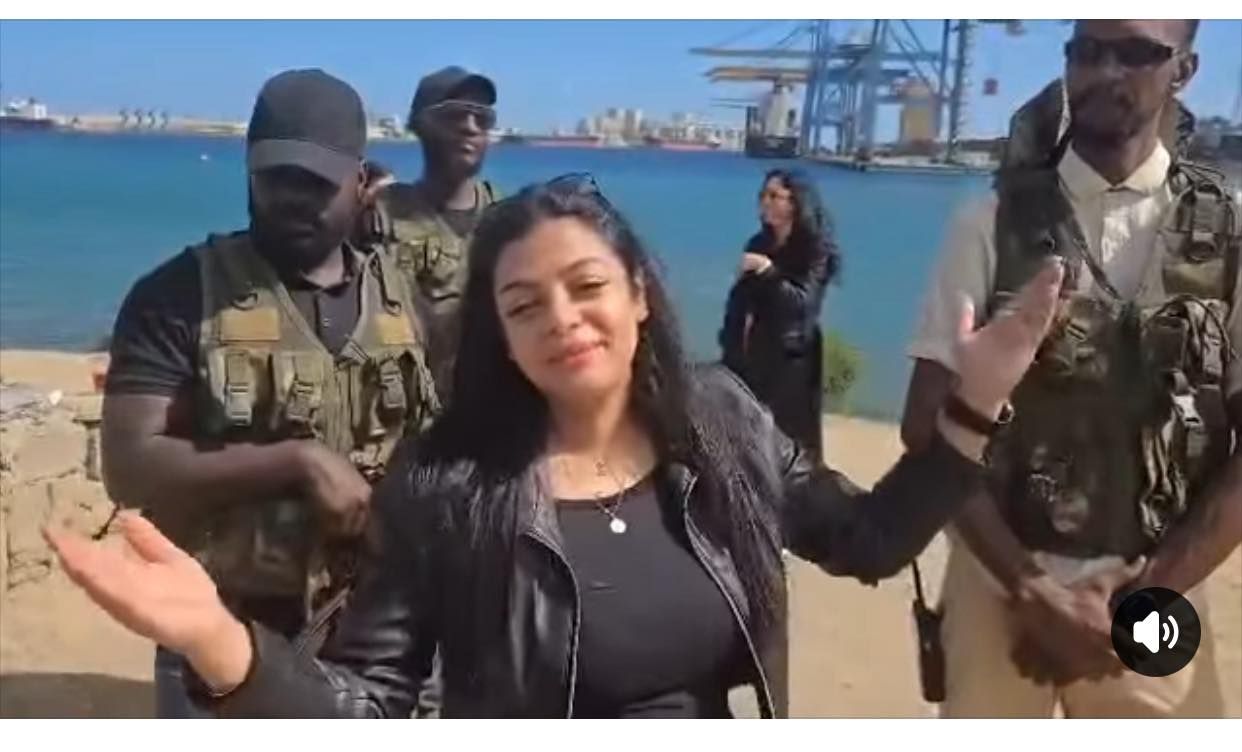 شاهد بالصورة والفيديو.. من ميناء بورستودان.. مصرية تغني للجيش السوداني والقوات المشتركة ووتغزل في البرهان: (قائد عظيم وحالف يخلي العدو نادم)