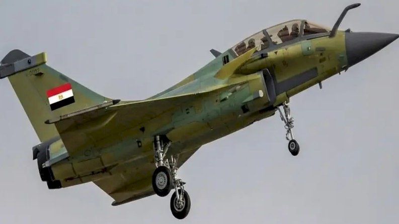 مقاتلة مصرية تضرب أهدافها بخاصية التوجيه بالعين