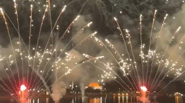 عروض الألعاب النارية في إمارة أبوظبي احتفالاً برأس السنة الميلادية