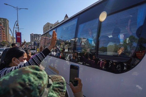 تايلاند تطلق سراح جنود كمبوديين في إطار اتفاق وقف إطلاق النار