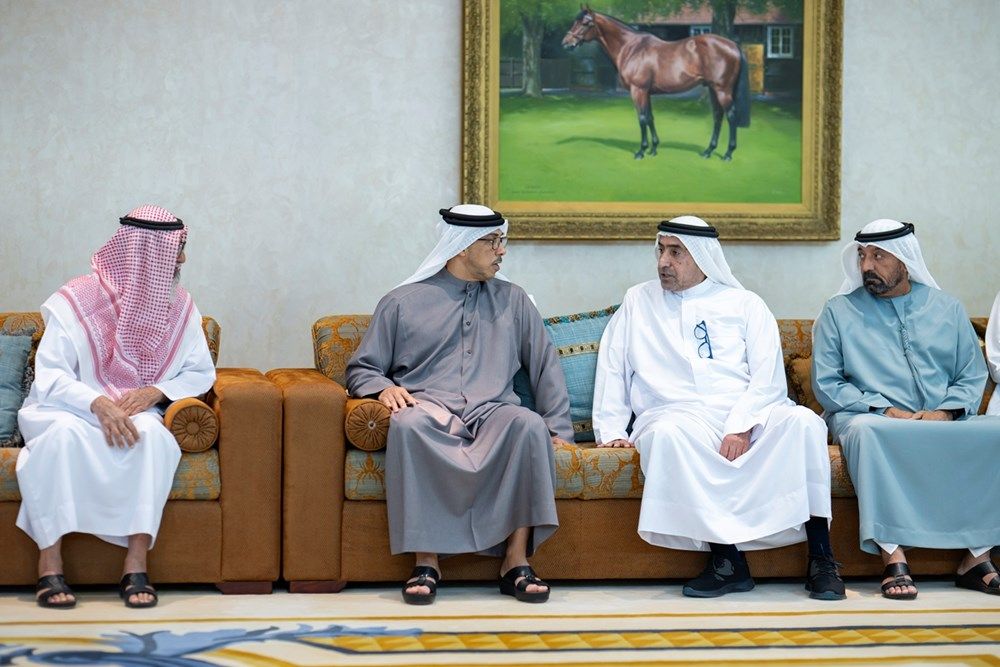 منصور بن زايد يقدم العزاء في وفاة محمد بن عبيد آل مكتوم