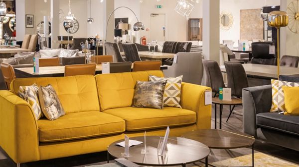 ترامب يؤجل فرض رسوم جمركية على بعض السلع