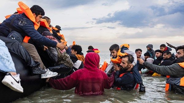 خلال 2025.. بريطانيا تسجل ثاني أعلى عدد من المهاجرين الوافدين عبر «المانش»