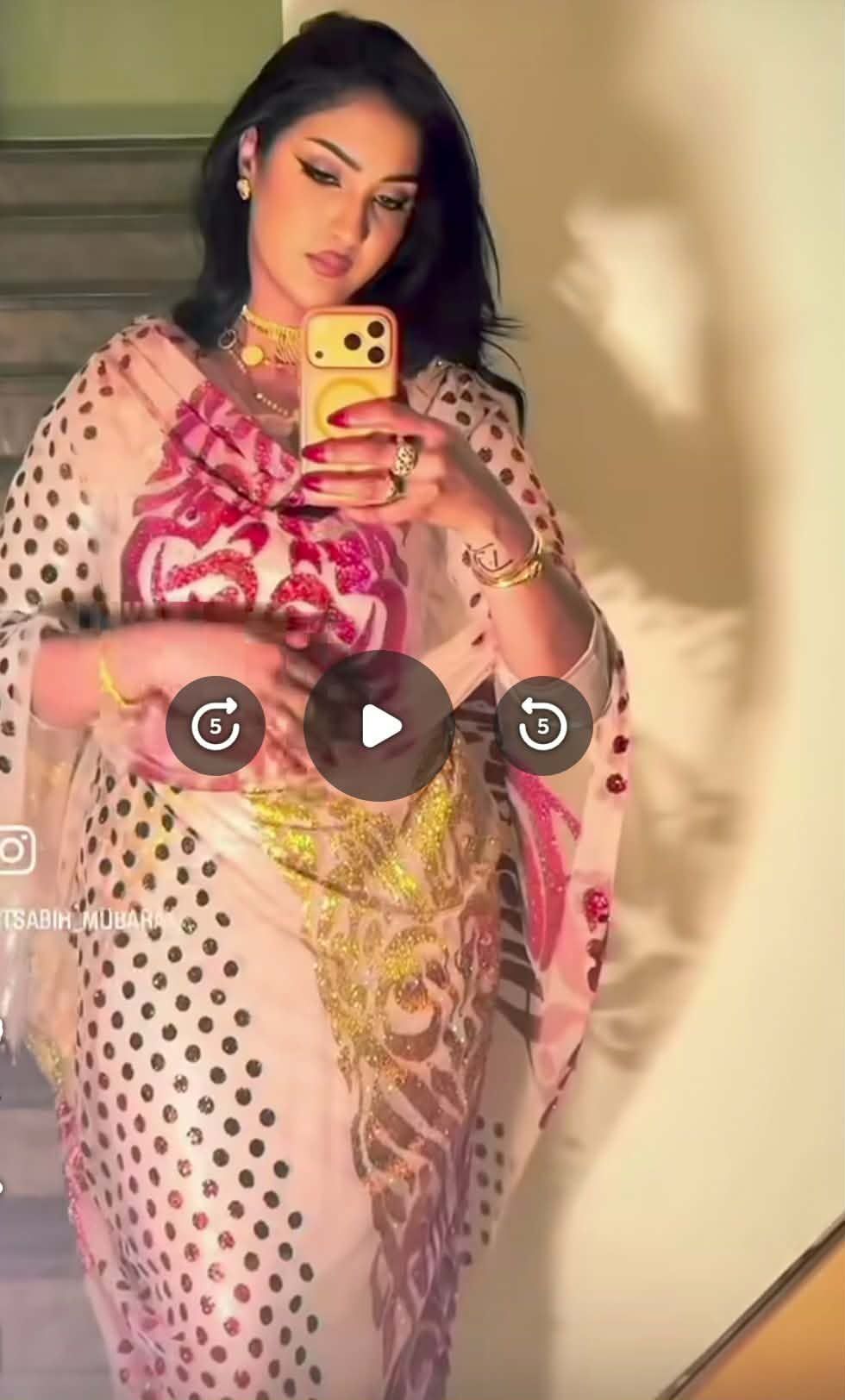 شاهد بالصورة والفيديو.. المذيعة المغضوب عليها داخل مواقع التواصل “تسابيح خاطر” تستعرض جمالها بالثوب السوداني الأنيق والجمهور: (بعد كدة شوفي ليك كدمول بدل التوب)