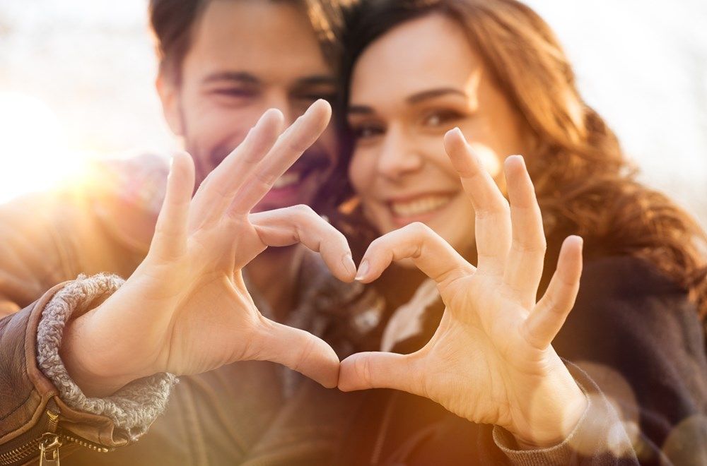 شاهد بالفيديو.. مع بداية العام الجديد.. ناشطة سودانية تعود لزوجها بعد انفصال دام 13 عام