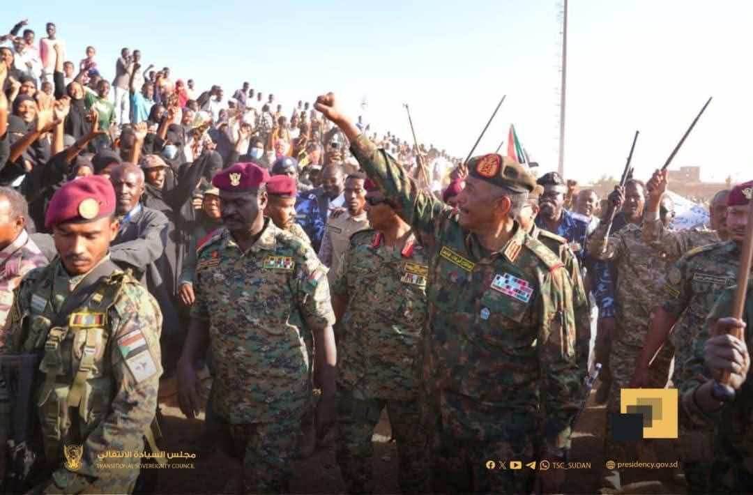 البرهان يُفاجئ الحضور ويُشارك في احتفال تخريج مُستنفِرين جنوبي الخرطوم