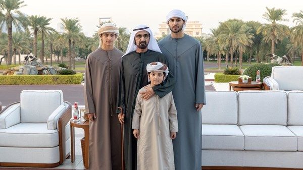 محمد بن راشد في صورة تجمعه مع أحفاده