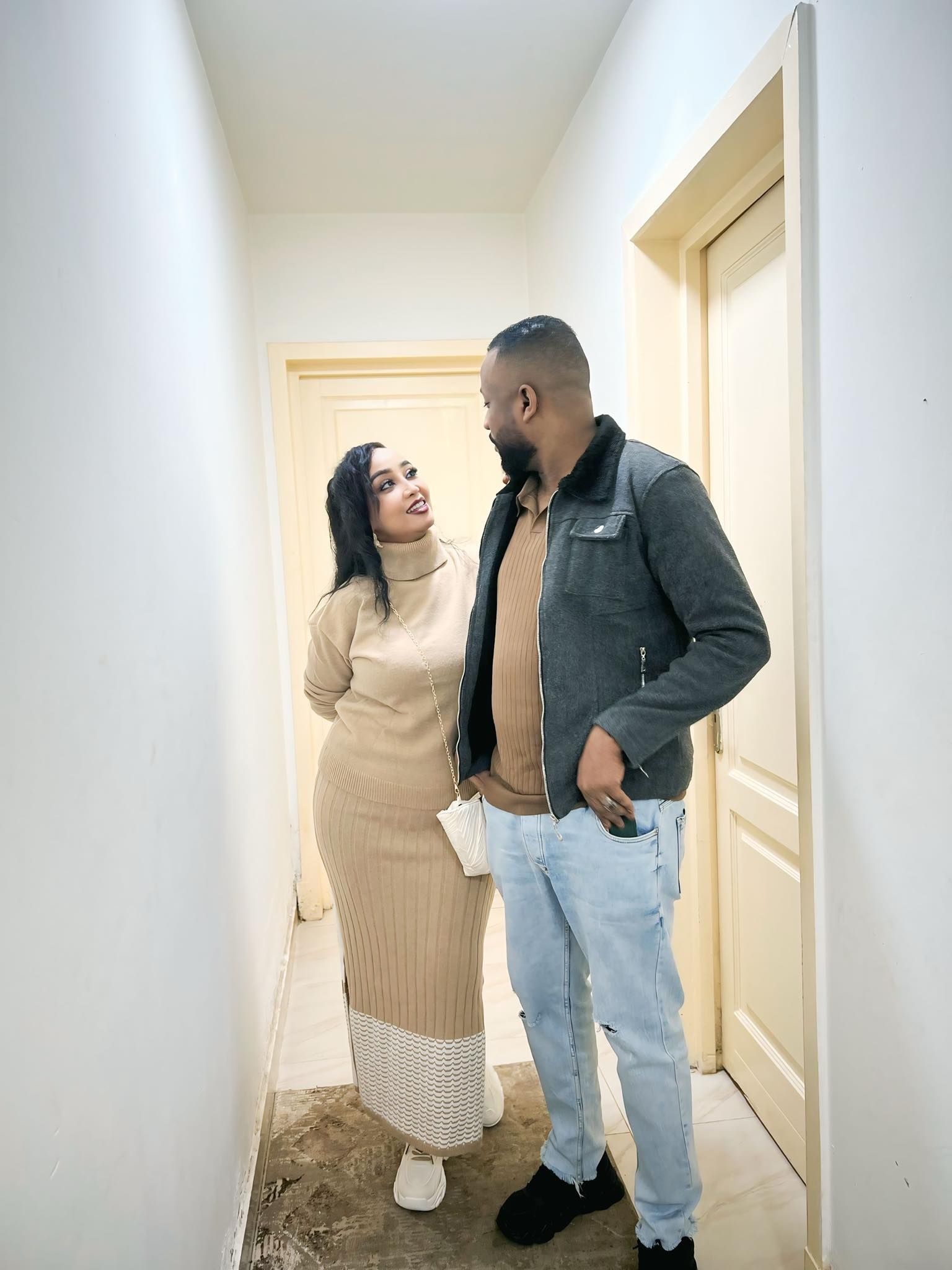 شاهد.. الفنانة ريماز ميرغني تحتفل بالعام الجديد بلقطة رومانسية مع زوجها: (كل سنه وانا طيبه بيك وبوجودك معاي)