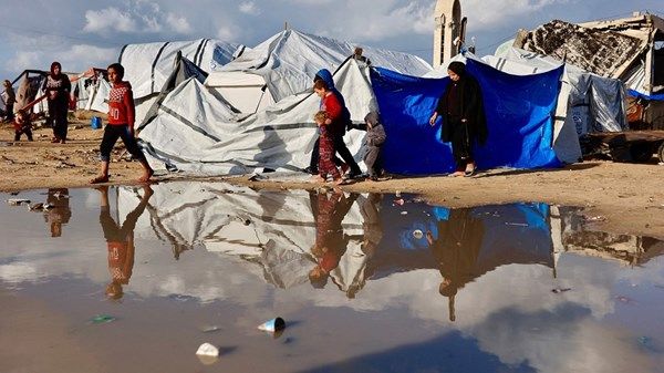 مياه الأمطار تغرق خيام النازحين في «المواصي»