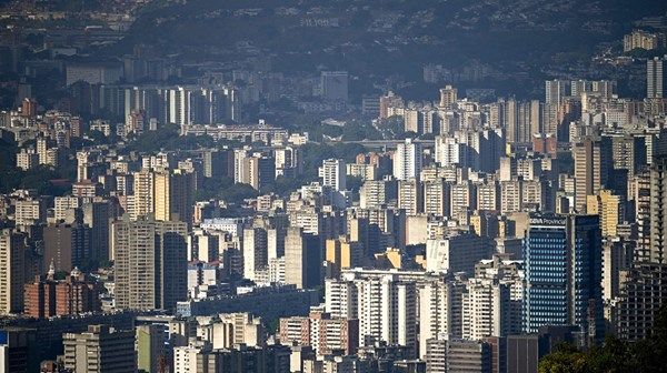 سماع دوي انفجارات قوية في العاصمة الفنزويلية كراكاس