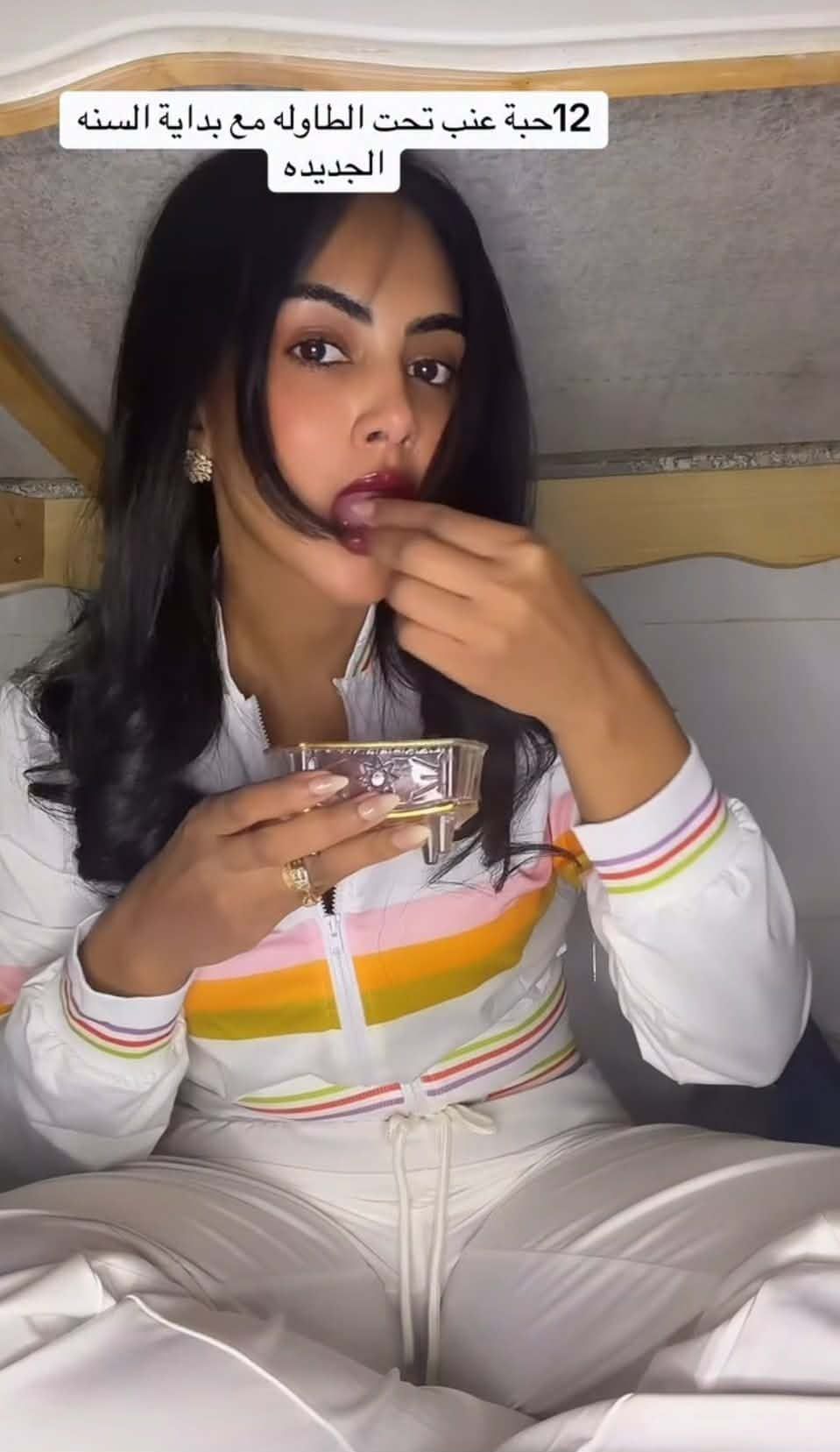 شاهد بالصورة والفيديو.. “جلست تحت الطاولة وأكلت 12 حبة عنب لجلب الحظ”.. الحسناء أمول المنير أرملة الحرس الشخصي لقائد الدعم السريع تستقبل العام الجديد بطريقة ومعتقدات غريبة