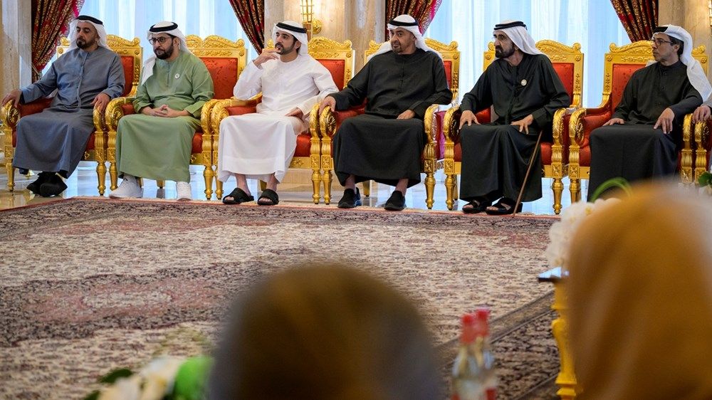 بحضور رئيس الدولة.. محمد بن راشد يلتقي الوزراء السابقين والحاليين ممن شاركوا سموه مسيرة العمل الحكومي خلال العقدين الماضيين