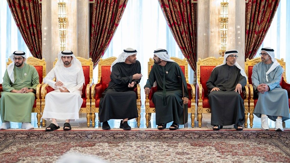 بحضور رئيس الدولة.. محمد بن راشد يلتقي الوزراء السابقين والحاليين ممن شاركوا سموه مسيرة العمل الحكومي خلال العقدين الماضيين
