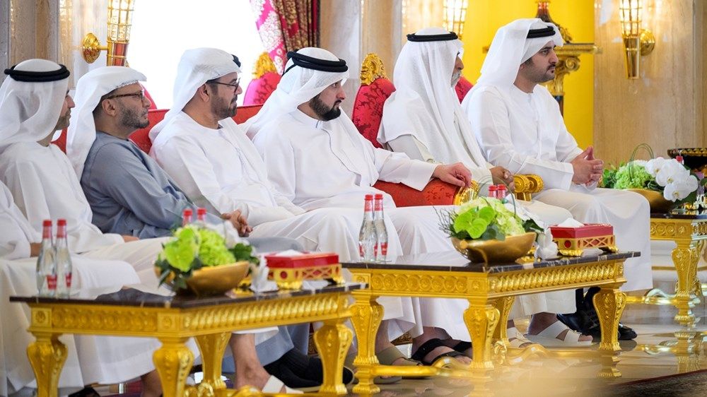 بحضور رئيس الدولة.. محمد بن راشد يلتقي الوزراء السابقين والحاليين ممن شاركوا سموه مسيرة العمل الحكومي خلال العقدين الماضيين