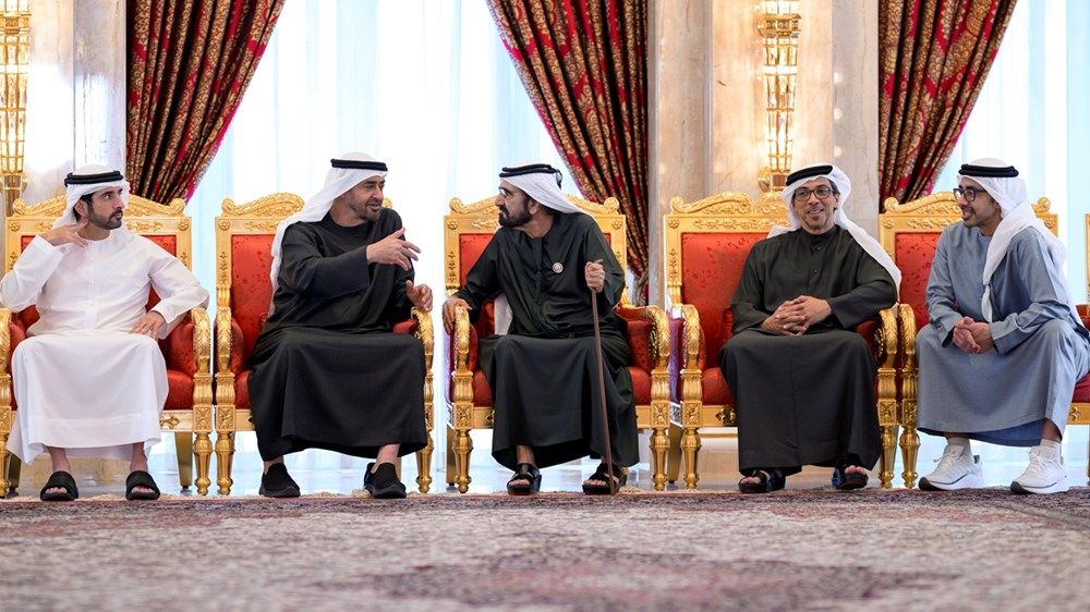 بحضور رئيس الدولة.. محمد بن راشد يلتقي الوزراء السابقين والحاليين ممن شاركوا سموه مسيرة العمل الحكومي خلال العقدين الماضيين