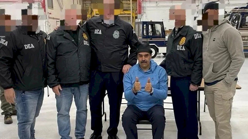 تصرف غريب للرئيس الفنزويلي المعتقل أثناء اقتياده للسجن؟ (فيديو)