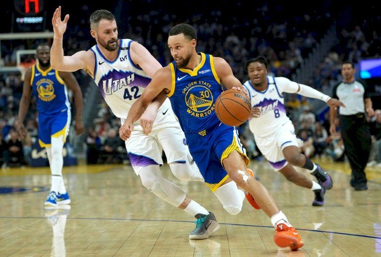 دوري أن بي أيه: كوري يقود ووريرز إلى فوز ثمين على يوتا جاز