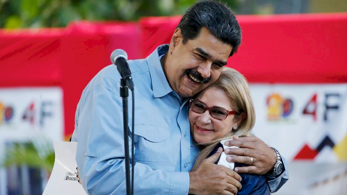 لماذا تم اعتقال سيليا فلوريس زوجة مادورو؟