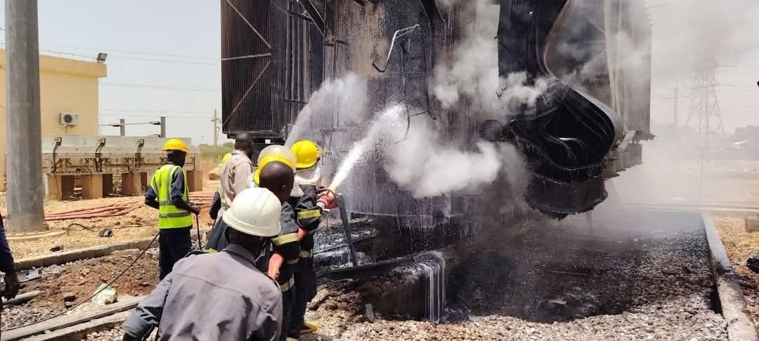 تعرض محطة كهرباء الأبيض لاستهداف بالمسيرات يؤدي إلى حريق مبنى الماكينات و إصابات مباشرة