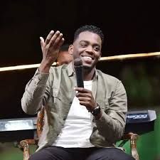 شاهد بالفيديو.. العاصمة تتعافى.. الفنان مأمون سوار الدهب يغني داخل “حوش” الإذاعة والتلفزيون بأم درمان