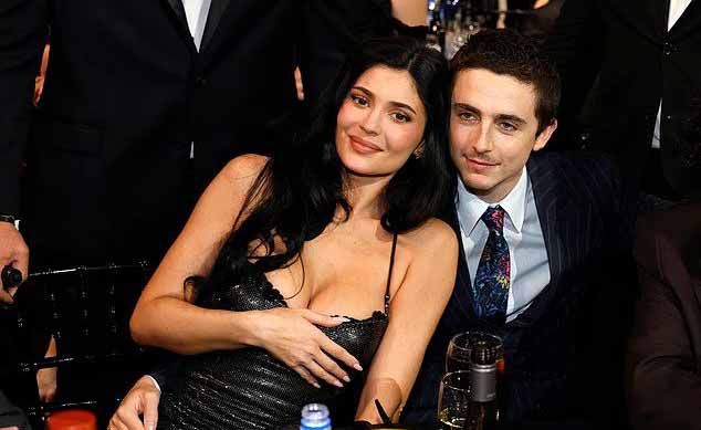 همس كايلي جينر لتيموثي شالاميه بعد فوزه بالجائزة يشعل مواقع التّواصل… ماذا رصدت الكاميرا؟ 