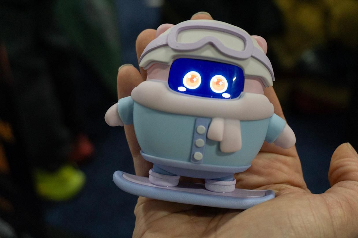 تكنولوجيا: AI Pocket Pet من Sweekar: حيوان أليف ذكي دائم الحياة #CES2026