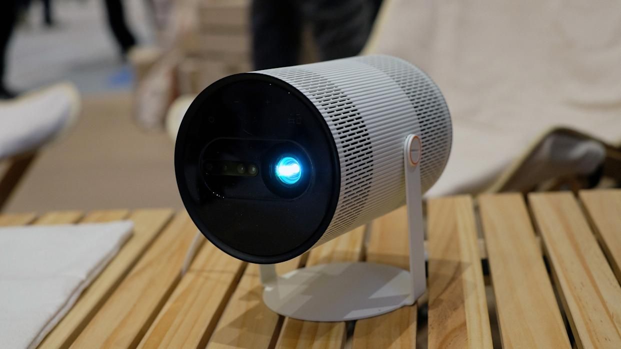 تكنولوجيا: Samsung تكشف عن The Freestyle الجديد في #CES2026 بـ 550 لومن