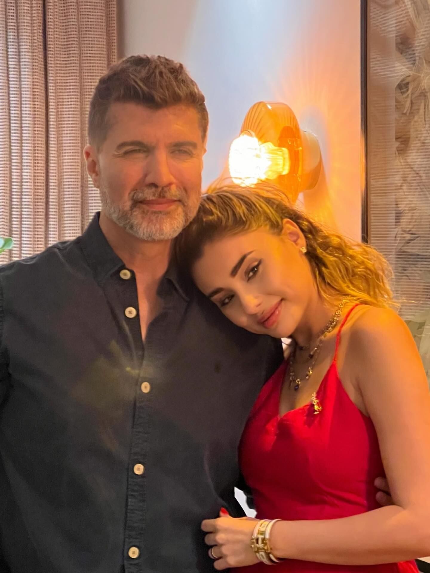 مائدة وابتسامات في وقتٍ حرج… انتقادات حادّة تلاحق أوزجان دينيز وزوجته بعد دخول والدته المستشفى