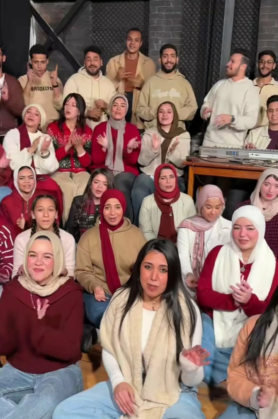 شاهد بالصورة والفيديو.. “كورال” مصري شهير يغني الأغنية السودانية الترند “بقى ليك بمبي” ويشارك بها في حفل جماهيري حاشد بالقاهرة وساخرون: (الحمد لله اتفكينا من الليلة بالليل)