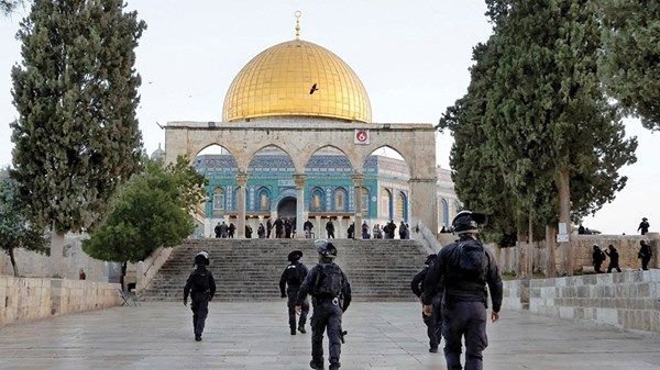 مئات المستوطنين يقتحمون باحات المسجد الأقصى