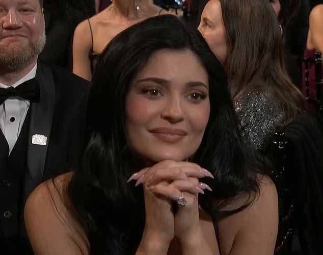 همس كايلي جينر لتيموثي شالاميه بعد فوزه بالجائزة يشعل مواقع التّواصل… ماذا رصدت الكاميرا؟ 