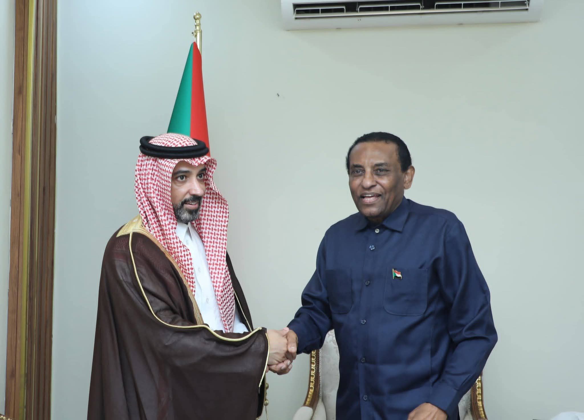 كامل إدريس يؤكد حرص حكومة الأمل على تعزيز التعاون مع جمعيات الهلال والصليب الأحمر العربية