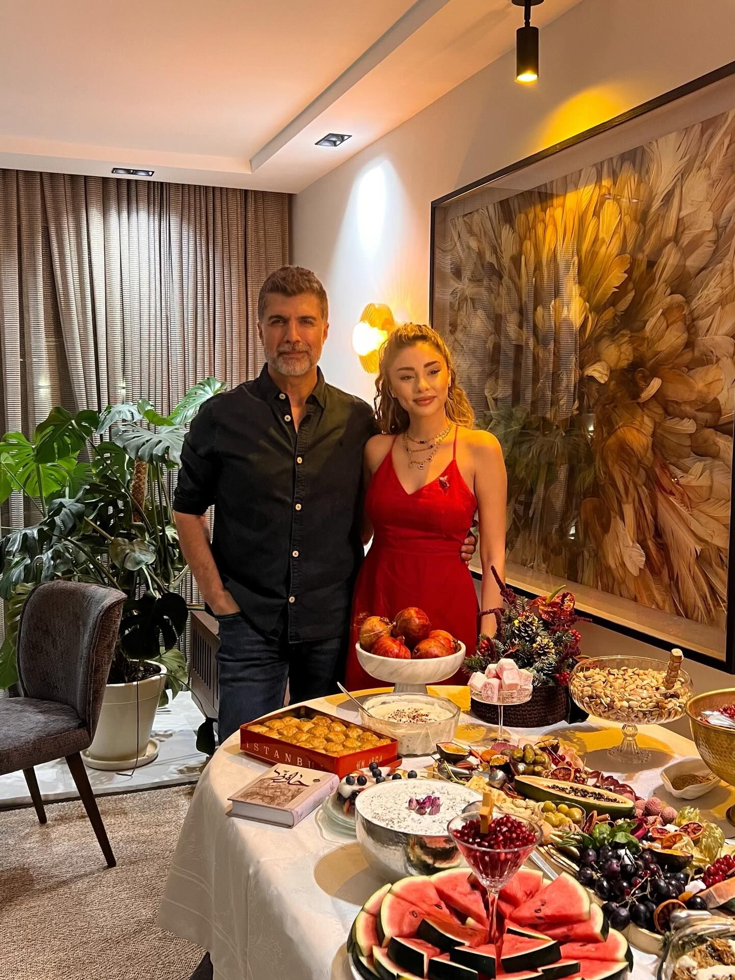 مائدة وابتسامات في وقتٍ حرج… انتقادات حادّة تلاحق أوزجان دينيز وزوجته بعد دخول والدته المستشفى