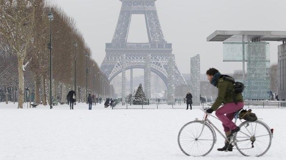 فرنسا تطلب إلغاء رحلات بمطارين بعد تساقط الثلوج